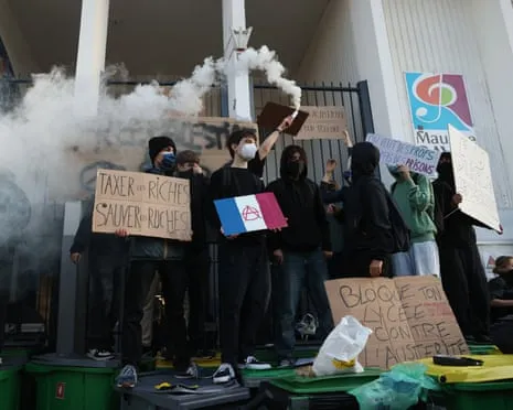 New France's Prime Minister Faces Intense Scrutiny as Nationwide Strikes Disrupt Schools and Transportation